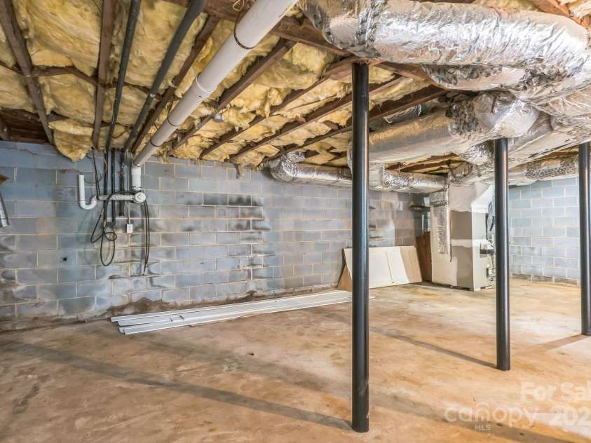 1421 12th Street Drive, Hickory, NC 28601.  MLS# CAR4279563, YatesRealty ID 26444. 