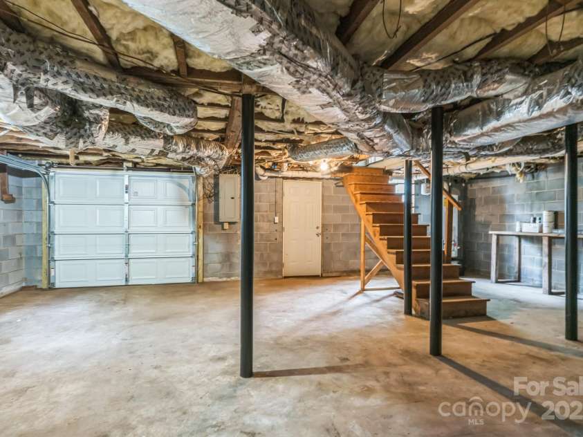 1421 12th Street Drive, Hickory, NC 28601.  MLS# CAR4279563, YatesRealty ID 26444. 