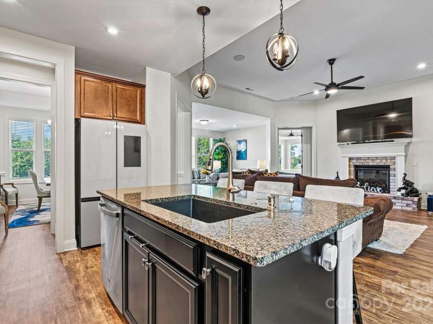 4128 Honey Locust Drive, Charlotte, NC 28215.  MLS# CAR4280913, YatesRealty ID 26446. Stylish and functional! This butler’s pantry features granite countertops, overhead cabinets, and a beverage fridge—creating the perfect transition between the kitchen and dining room when entertaining.