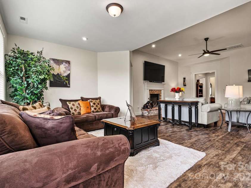 4128 Honey Locust Drive, Charlotte, NC 28215.  MLS# CAR4280913, YatesRealty ID 26446. Your private retreat awaits in this spacious primary suite, featuring soft natural light and a peaceful ambiance perfect for rest and relaxation.