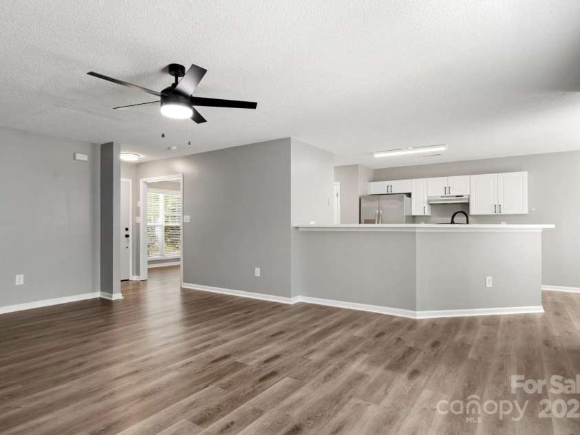 7621 Rolling Meadows Lane, Huntersville, NC 28078.  MLS# CAR4282500, YatesRealty ID 26448. KITCHEN BAR OVERLOOKS FAMILY ROOM.