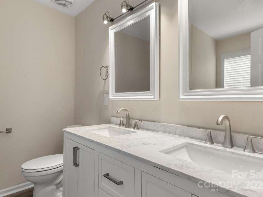 7621 Rolling Meadows Lane, Huntersville, NC 28078.  MLS# CAR4282500, YatesRealty ID 26448. PRIMARY BATH HAS NEW VANITY, MIRRORS AND LIGHTING