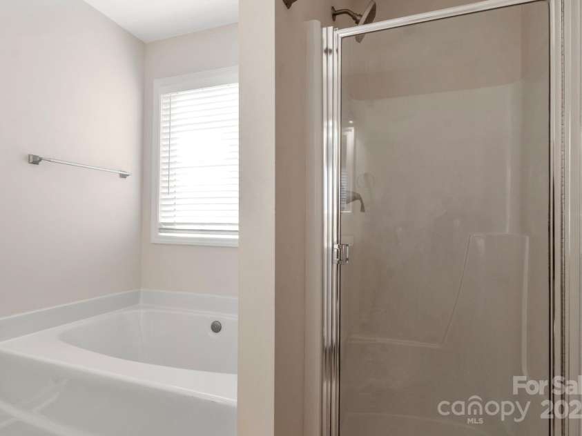 7621 Rolling Meadows Lane, Huntersville, NC 28078.  MLS# CAR4282500, YatesRealty ID 26448. PRIMARY HAS SEPARATE SHOWER AND SOAKING TUB
