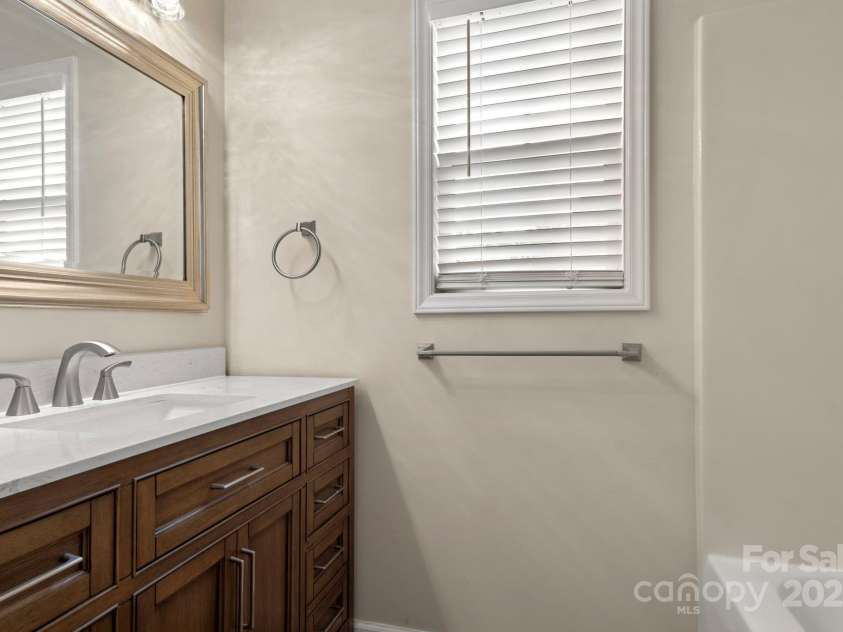 7621 Rolling Meadows Lane, Huntersville, NC 28078.  MLS# CAR4282500, YatesRealty ID 26448. REFRESHED FULL BATH WITH NEW LIGHTING, MIRROR AND VANITY
