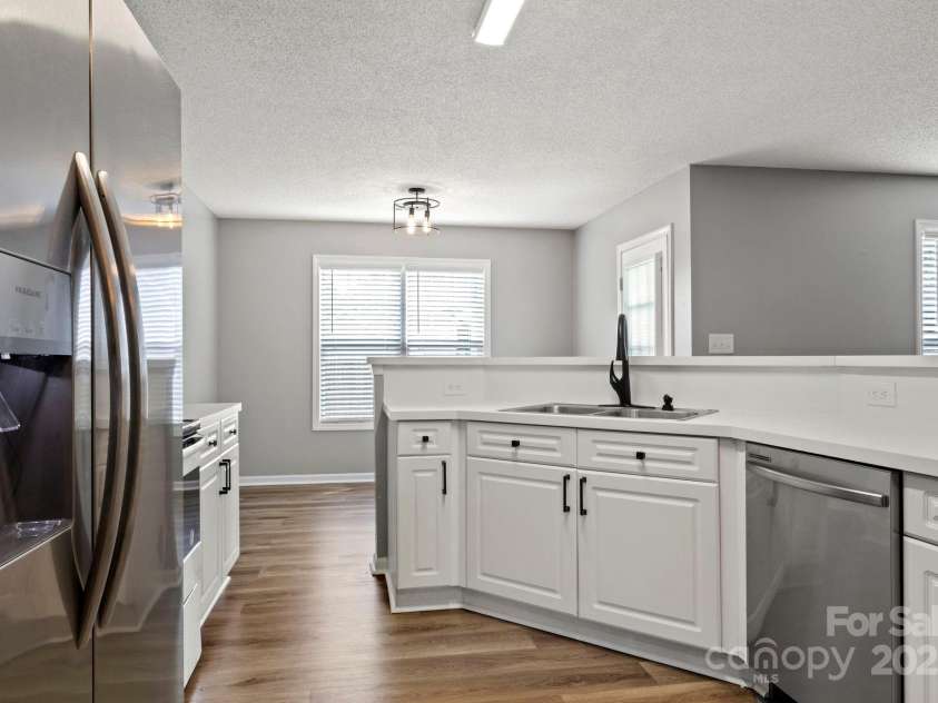 7621 Rolling Meadows Lane, Huntersville, NC 28078.  MLS# CAR4282500, YatesRealty ID 26448. SPACIOUS KITCHEN