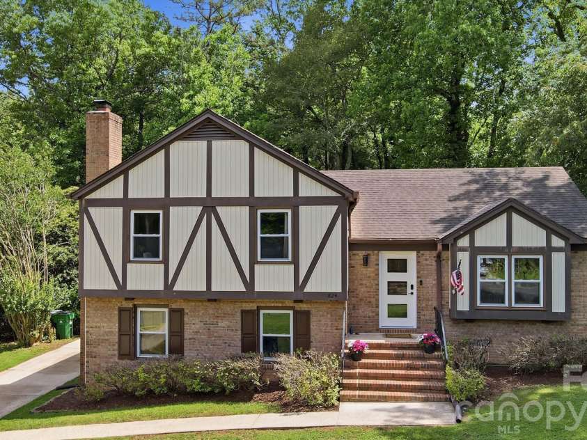 824 Riverwood Road, Charlotte, NC 28270.  MLS# CAR4386082, YatesRealty ID 26448. 