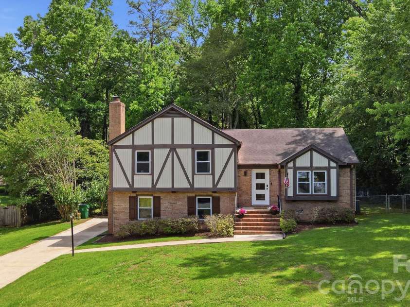 824 Riverwood Road, Charlotte, NC 28270.  MLS# CAR4386082, YatesRealty ID 26448. 