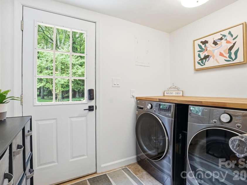 824 Riverwood Road, Charlotte, NC 28270.  MLS# CAR4386082, YatesRealty ID 26448. Laundry