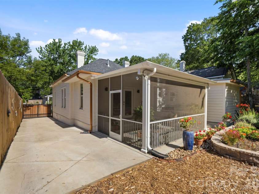 1816 Umstead Street, Charlotte, NC 28205.  MLS# CAR4384106, YatesRealty ID 26449. 