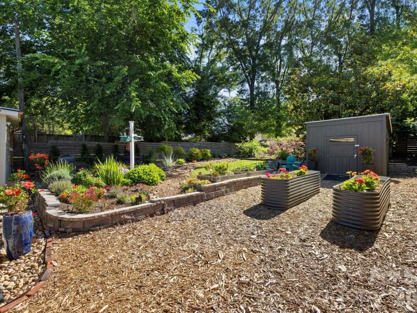 1816 Umstead Street, Charlotte, NC 28205.  MLS# CAR4384106, YatesRealty ID 26449. 