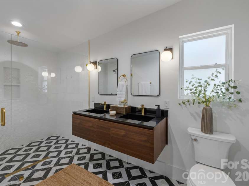 1816 Umstead Street, Charlotte, NC 28205.  MLS# CAR4384106, YatesRealty ID 26449. Primary Bath