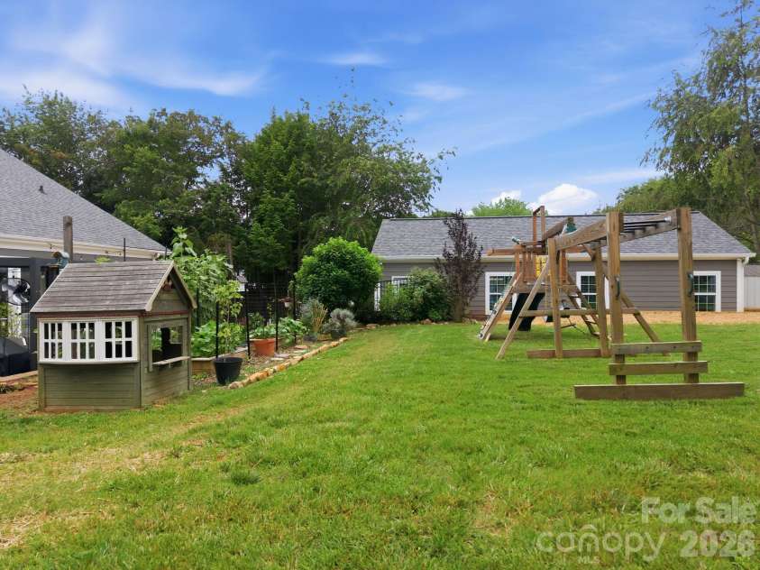19147 Brookgreen Garden Place, Cornelius, NC 28031.  MLS# CAR4386517, YatesRealty ID 26450. 