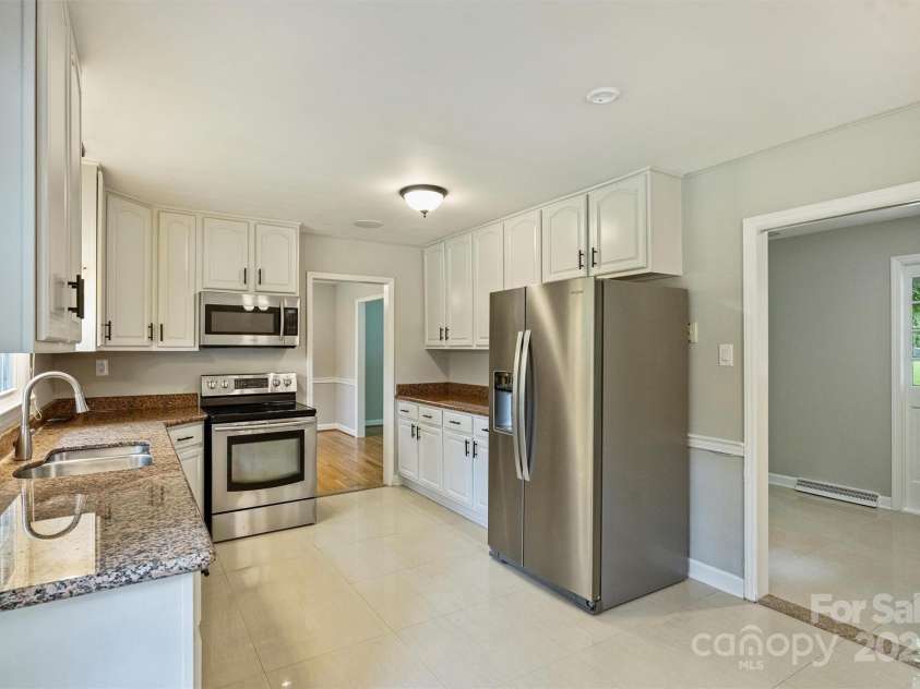 2301 Seth Thomas Road, Charlotte, NC 28210.  MLS# CAR4265395, YatesRealty ID 26452. 