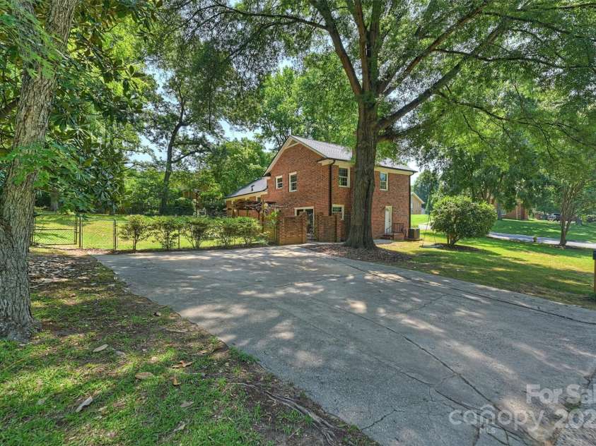 2301 Seth Thomas Road, Charlotte, NC 28210.  MLS# CAR4265395, YatesRealty ID 26452. 