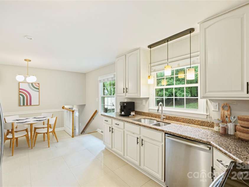 2301 Seth Thomas Road, Charlotte, NC 28210.  MLS# CAR4265395, YatesRealty ID 26452. Virtually Staged - Kitchen w/breakfast nook on Main level