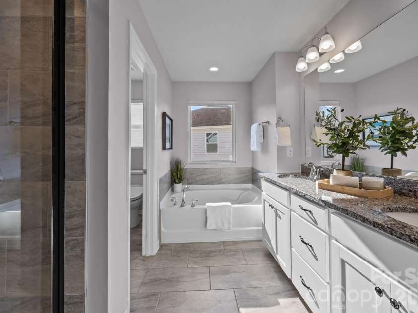 16124 Fieldstone Trace, Charlotte, NC 28278.  MLS# CAR4350820, YatesRealty ID 26453. Primary Ensuite Bathroom