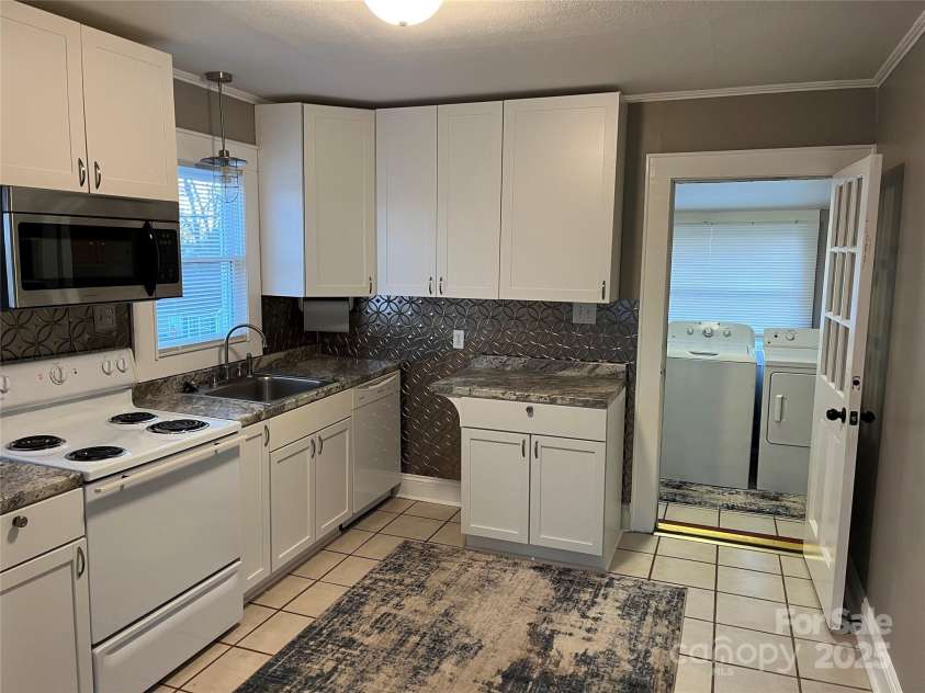 706 13th Street, Hickory, NC 28602.  MLS# CAR4274460, YatesRealty ID 26453. 