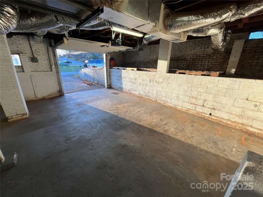 706 13th Street, Hickory, NC 28602.  MLS# CAR4274460, YatesRealty ID 26453. 