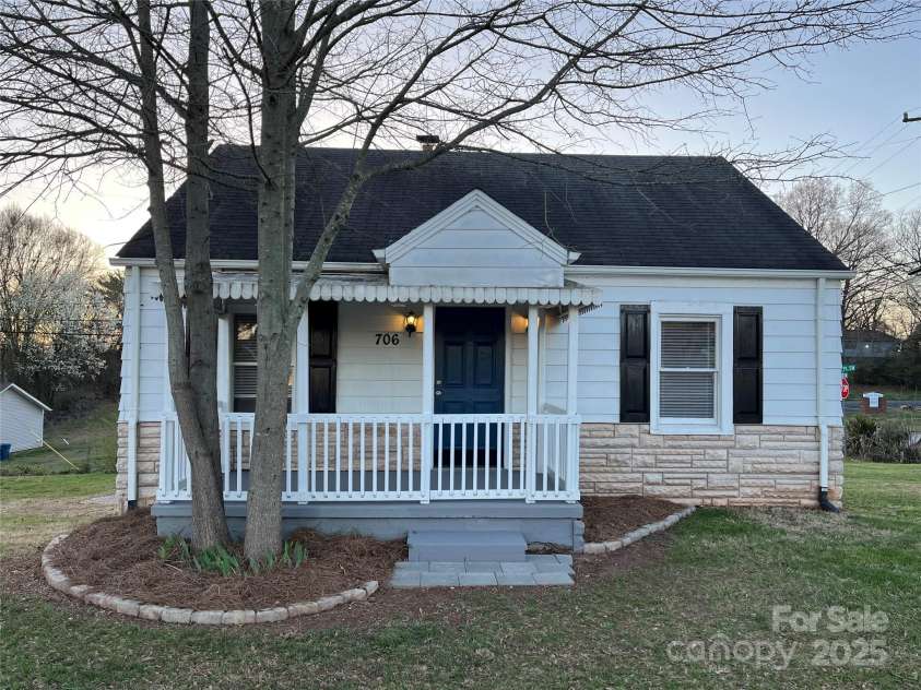 706 13th Street, Hickory, NC 28602.  MLS# CAR4274460, YatesRealty ID 26453. 