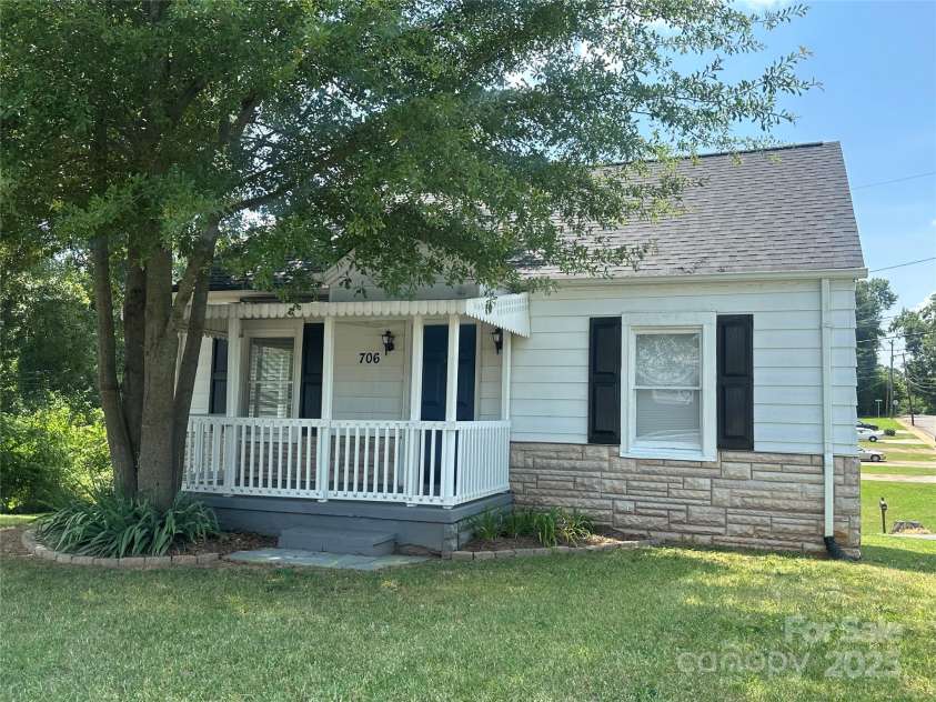 706 13th Street, Hickory, NC 28602.  MLS# CAR4274460, YatesRealty ID 26453. 