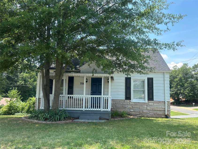 706 13th Street, Hickory, NC 28602.  MLS# CAR4274460, YatesRealty ID 26453. 