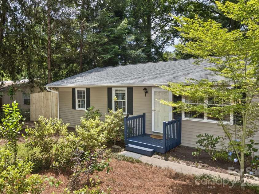 24 Evelake Drive, Asheville, NC 28806.  MLS# CAR4272223, YatesRealty ID 26455. 