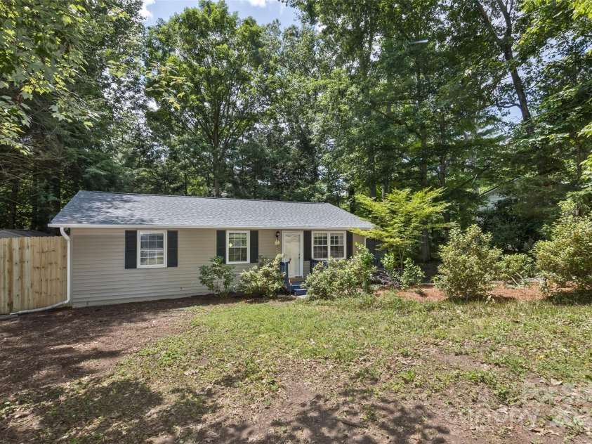24 Evelake Drive, Asheville, NC 28806.  MLS# CAR4272223, YatesRealty ID 26455. 