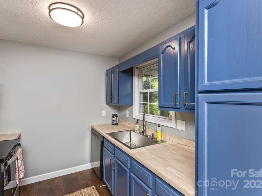 24 Evelake Drive, Asheville, NC 28806.  MLS# CAR4272223, YatesRealty ID 26455. 