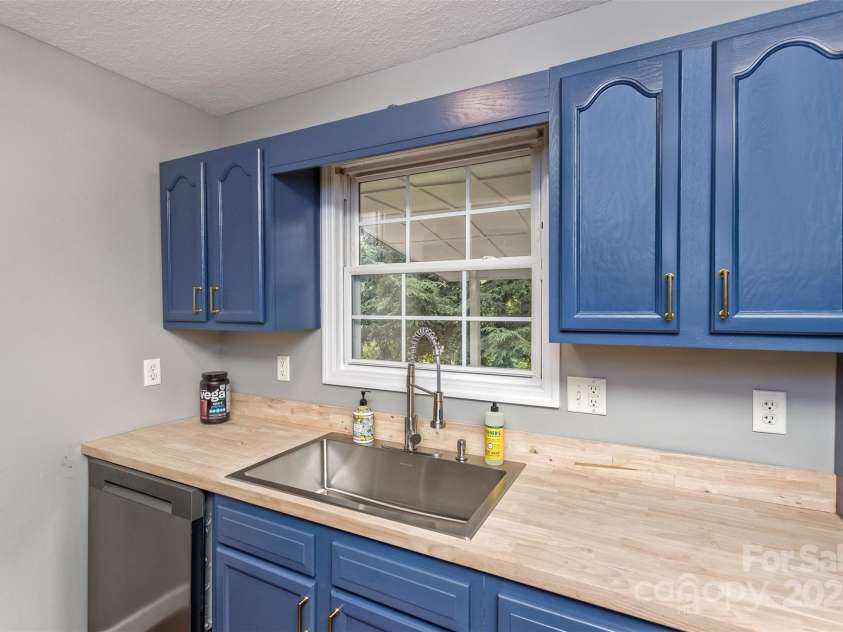 24 Evelake Drive, Asheville, NC 28806.  MLS# CAR4272223, YatesRealty ID 26455. 