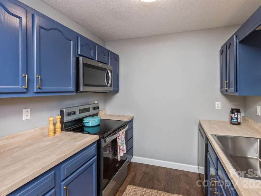 24 Evelake Drive, Asheville, NC 28806.  MLS# CAR4272223, YatesRealty ID 26455. 