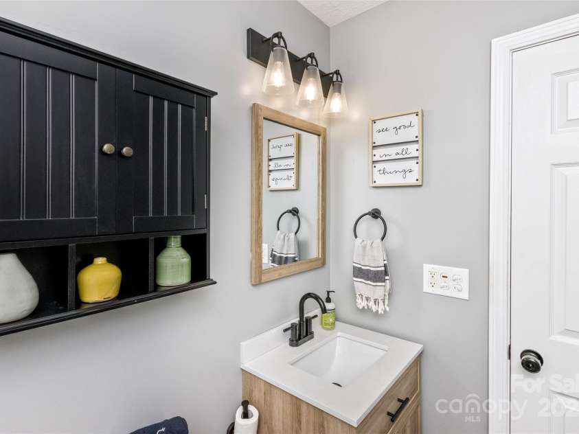 24 Evelake Drive, Asheville, NC 28806.  MLS# CAR4272223, YatesRealty ID 26455. 