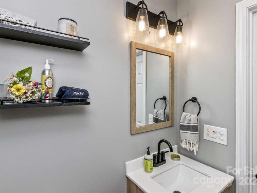 24 Evelake Drive, Asheville, NC 28806.  MLS# CAR4272223, YatesRealty ID 26455. 