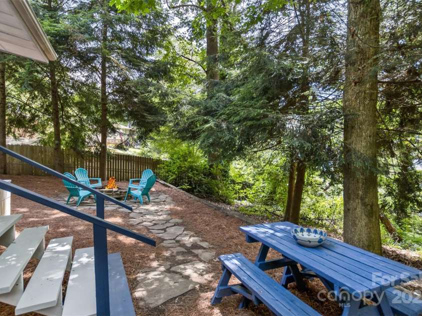 24 Evelake Drive, Asheville, NC 28806.  MLS# CAR4272223, YatesRealty ID 26455. 