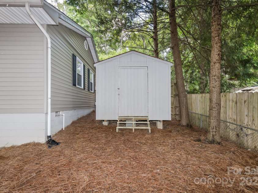 24 Evelake Drive, Asheville, NC 28806.  MLS# CAR4272223, YatesRealty ID 26455. 