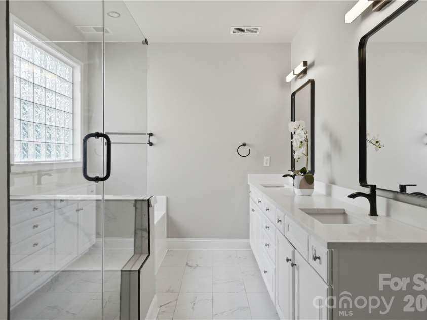 5068 Gladiola Way, Tega Cay, SC 29708.  MLS# CAR4371623, YatesRealty ID 26455. Quartz countertops