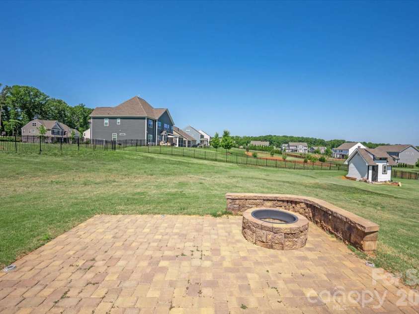 507 Yucatan Drive, Waxhaw, NC 28173.  MLS# CAR4333551, YatesRealty ID 26457. 