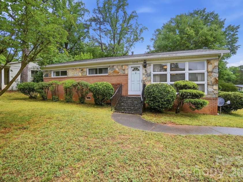 6239 Netherwood Drive, Charlotte, NC 28210.  MLS# CAR4380008, YatesRealty ID 26458. 