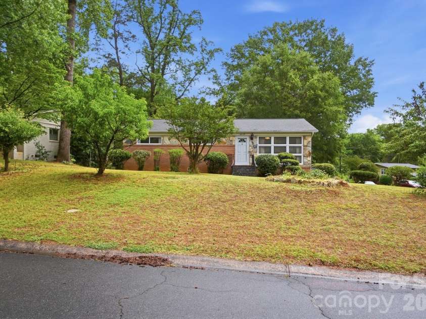 6239 Netherwood Drive, Charlotte, NC 28210.  MLS# CAR4380008, YatesRealty ID 26458. 