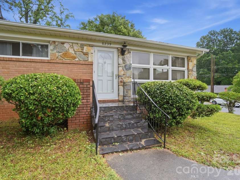 6239 Netherwood Drive, Charlotte, NC 28210.  MLS# CAR4380008, YatesRealty ID 26458. 