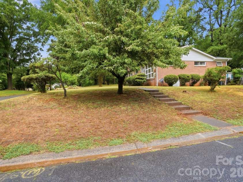 6239 Netherwood Drive, Charlotte, NC 28210.  MLS# CAR4380008, YatesRealty ID 26458. 