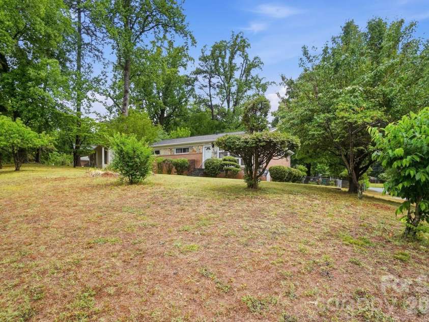 6239 Netherwood Drive, Charlotte, NC 28210.  MLS# CAR4380008, YatesRealty ID 26458. 