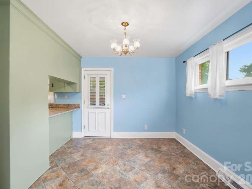 6239 Netherwood Drive, Charlotte, NC 28210.  MLS# CAR4380008, YatesRealty ID 26458. 