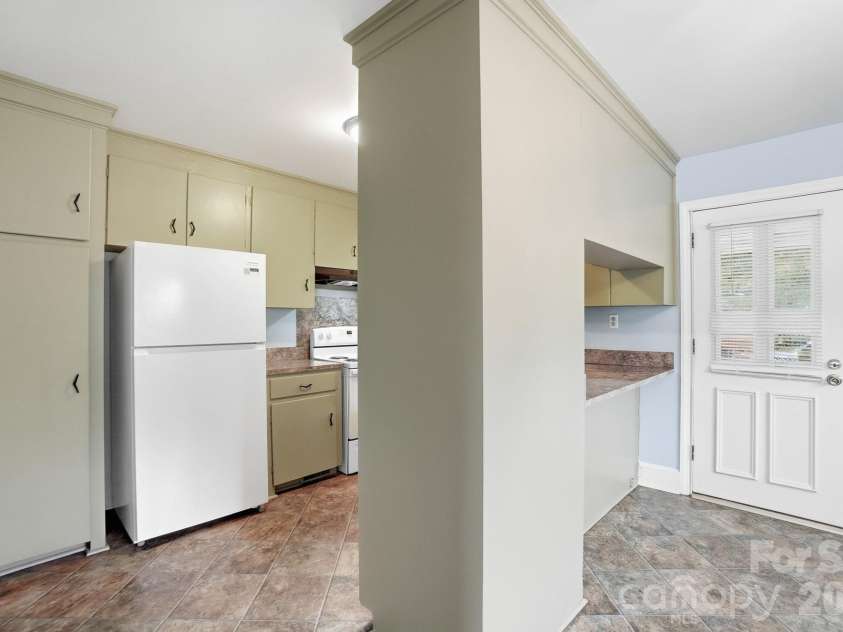 6239 Netherwood Drive, Charlotte, NC 28210.  MLS# CAR4380008, YatesRealty ID 26458. 
