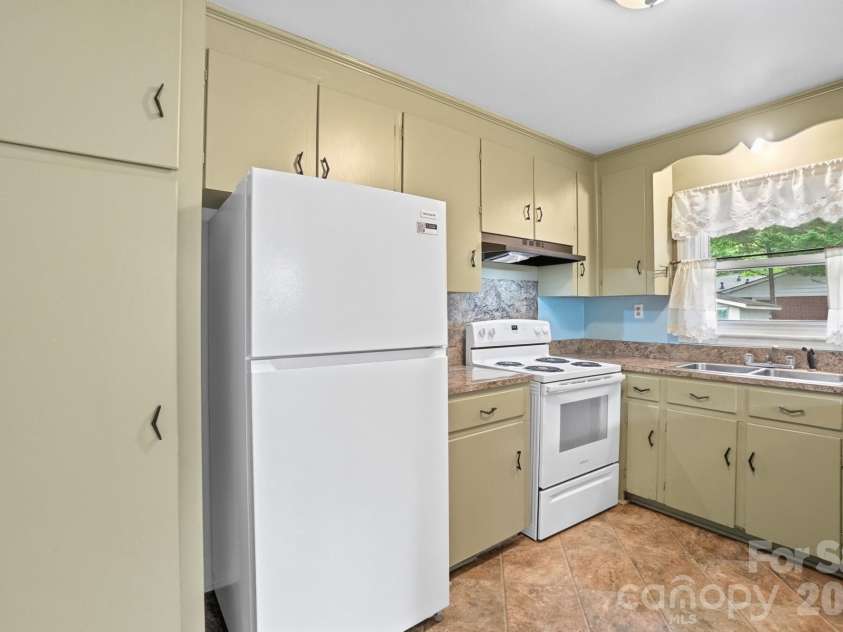 6239 Netherwood Drive, Charlotte, NC 28210.  MLS# CAR4380008, YatesRealty ID 26458. 