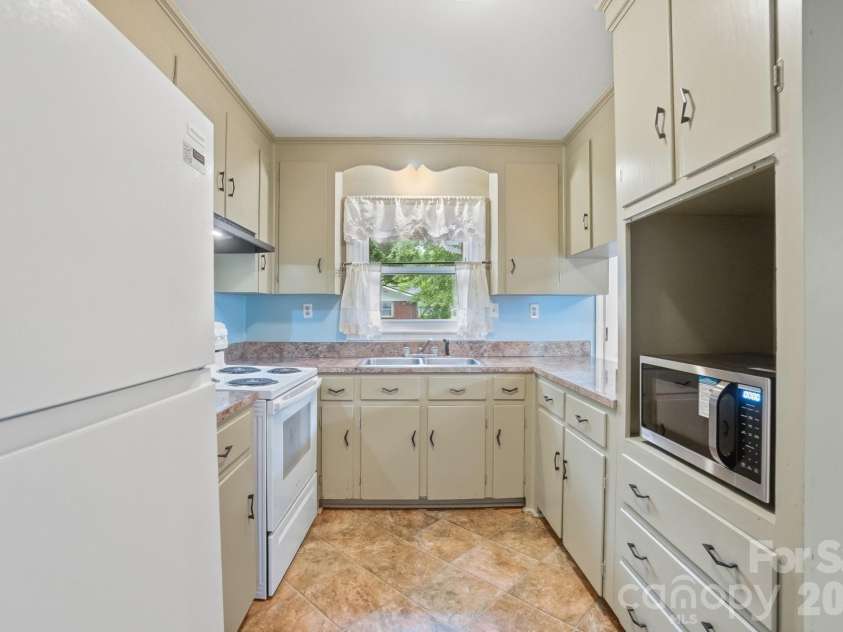 6239 Netherwood Drive, Charlotte, NC 28210.  MLS# CAR4380008, YatesRealty ID 26458. 