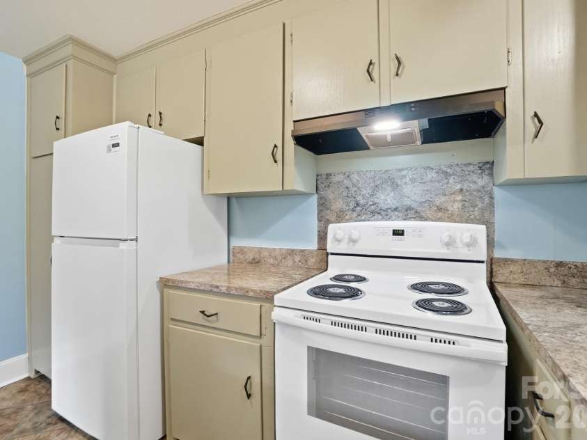 6239 Netherwood Drive, Charlotte, NC 28210.  MLS# CAR4380008, YatesRealty ID 26458. 