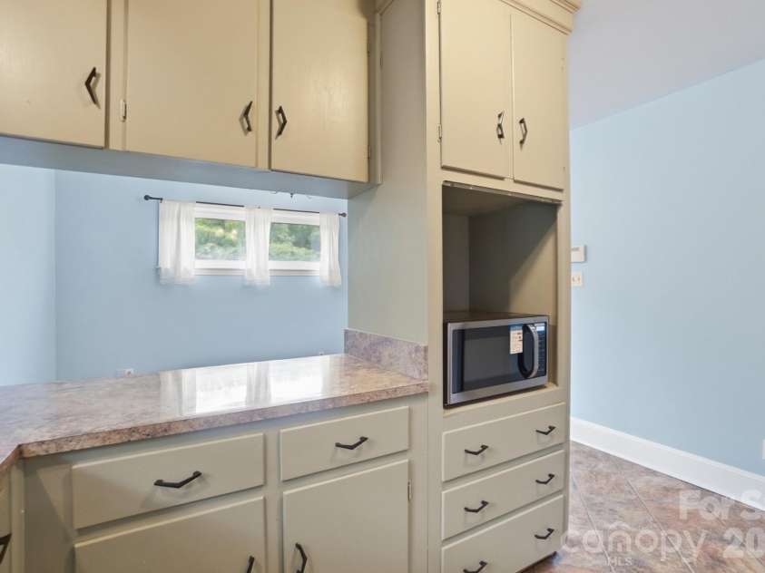 6239 Netherwood Drive, Charlotte, NC 28210.  MLS# CAR4380008, YatesRealty ID 26458. 