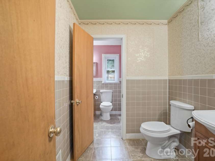 6239 Netherwood Drive, Charlotte, NC 28210.  MLS# CAR4380008, YatesRealty ID 26458. 