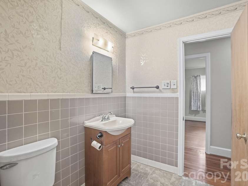 6239 Netherwood Drive, Charlotte, NC 28210.  MLS# CAR4380008, YatesRealty ID 26458. 