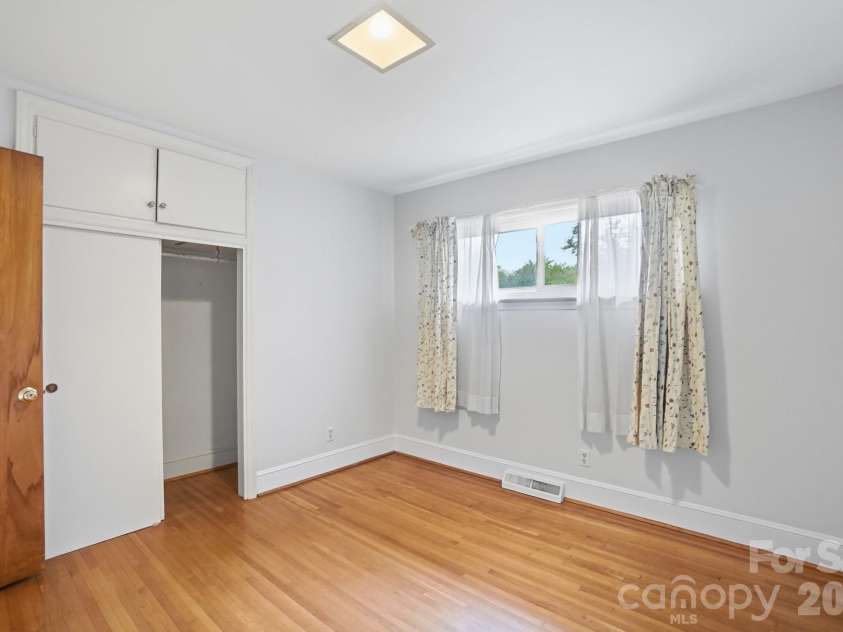 6239 Netherwood Drive, Charlotte, NC 28210.  MLS# CAR4380008, YatesRealty ID 26458. 